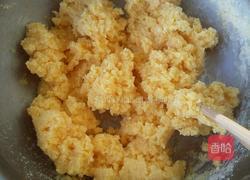 薄皮玉米面酸菜油梭子馅蒸饺的做法图解3