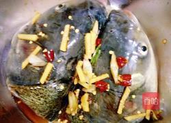 双椒鱼头的做法图解4