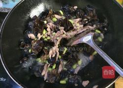 青豆木耳炒肉丝的做法图解4