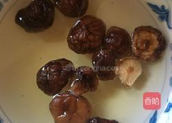香菇炒菜花的做法图解1