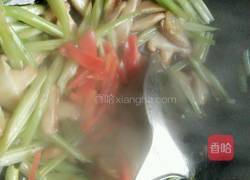 香菇炒芹菜的做法图解8
