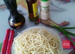 蒜蓉辣酱面条的做法图解2