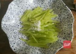 凉拌莴笋丝的做法图解3