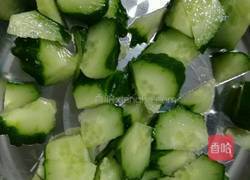 腊八醋拌黄瓜的做法图解2