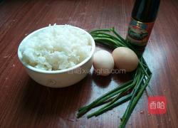 酱油炒饭的做法图解1