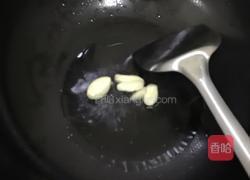 腊肠炒荷兰豆的做法图解2