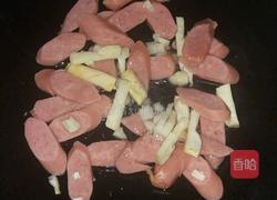 荷兰豆炒香肠的做法图解4