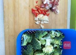 西兰花炒肉的做法图解1