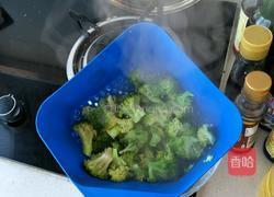 西兰花炒肉的做法图解2