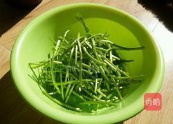 腊肠炒芦蒿的做法图解1
