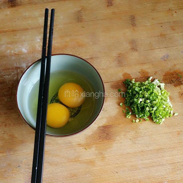 把鸡蛋打入碗中,加盐,白糖适量,中合口味儿！
