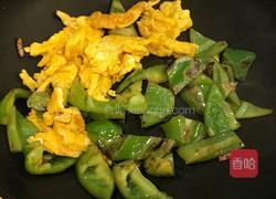青椒炒鸡蛋配松花蛋的做法图解9