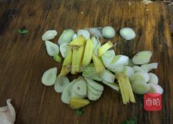 木耳平菇炒肉的做法图解1