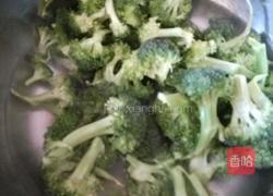 西兰花炒肉的做法图解3
