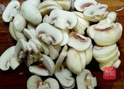蘑菇炒肉的做法图解1