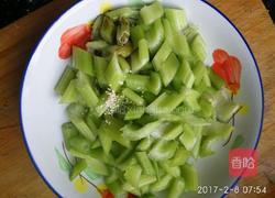 凉拌芹菜的做法图解3