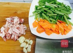 芹菜炒肉的做法图解1