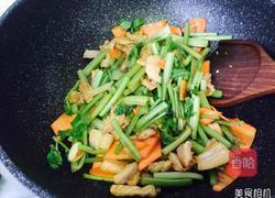 芹菜炒肉的做法图解3