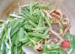 韭菜炒鱿鱼的做法图解5
