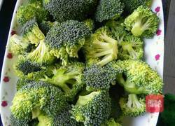 西兰花炒肉的做法图解1
