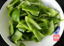 青椒炒鸡蛋的做法图解1