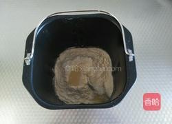 番茄酱版～培根红肠披萨〔9寸〕的做法图解2