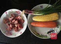 胡萝卜玉米排骨汤的做法图解1