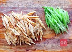 凉拌香芹腐竹的做法图解2