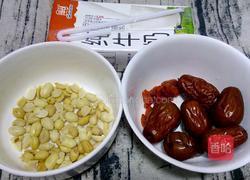 花生红枣牛奶的做法图解1