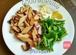 青椒炒鸡蛋干的做法图解2