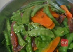 荷兰豆胡萝卜炒腊肠的做法图解5