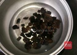 洋葱木耳粉条肉的做法图解2