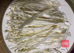 金针菇炒肉丝的做法图解1