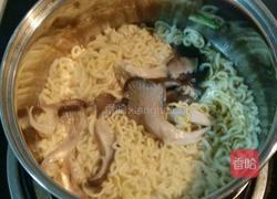 鲜蘑樱桃小面的做法图解5