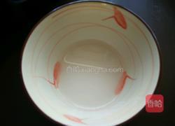 荷兰豆炒腊肠的做法图解2