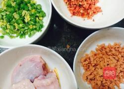鸡翅包饭配秋葵的做法图解1