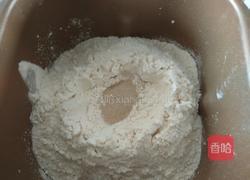 豆沙面包的做法图解2