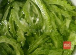 苦瓜炒辣椒的做法图解2