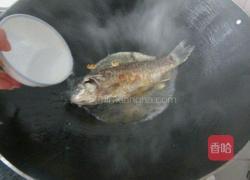 胡萝卜玉米鲫鱼汤的做法图解8