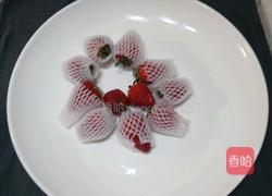 草莓拼盘的做法图解1