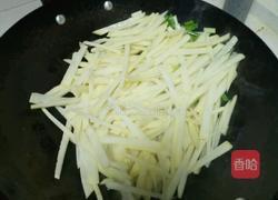 土豆炒鸡蛋的做法图解1