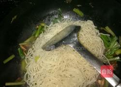 素菜炒面的做法图解3
