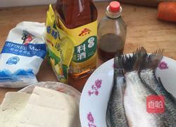 鲫鱼炖豆腐的做法图解1