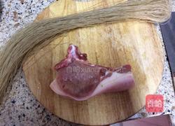猪肉炖粉条的做法图解1
