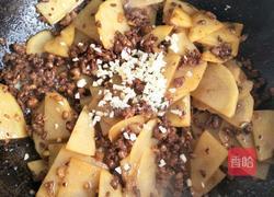蒜香肉沫土豆片的做法图解5