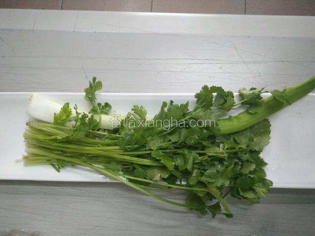 将葱和香菜清洗干净。