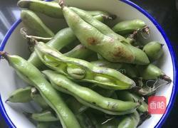 香肠咸菜炒蚕豆的做法图解1