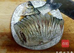 清蒸武昌鱼之孔雀开屏的做法图解3