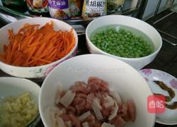 胡蘿卜青豆炒肉絲的做法图解1