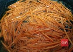 胡蘿卜青豆炒肉絲的做法图解2